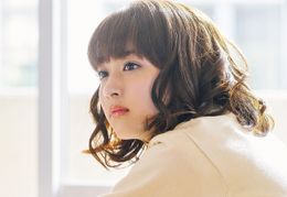 小暮奈緒役の平祐奈