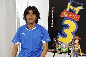 エイリアンとのパス回しに注目！『トイ・ストーリー3』のCMに出演した中澤佑二