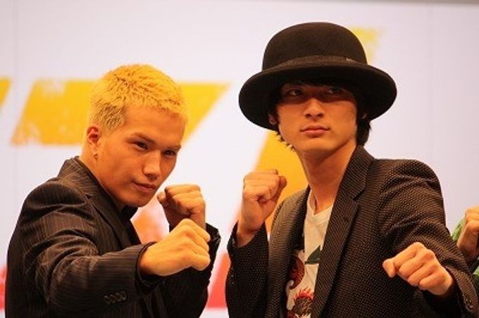市原隼人　高良健吾　サイン 市原隼人＆高良健吾が「鼻血出したり吐いたりした」熱血ボクサー
