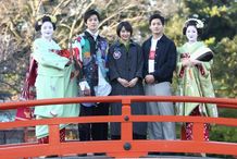 京都では、“お花見発祥の地”神泉苑で舞妓2人と記念撮影