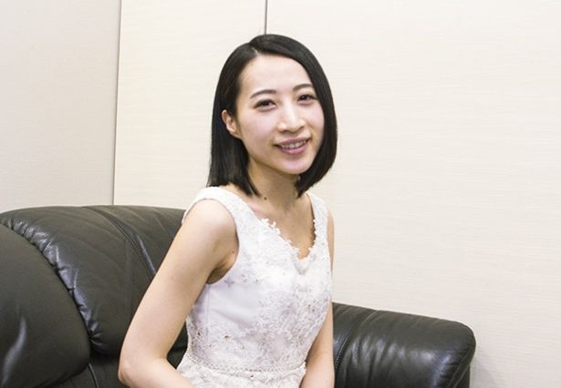 鋭いハイトーンヴォーカルから中音域までを担当するHikaru