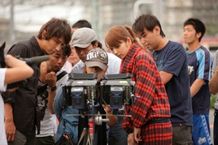メイキング映像中の1シーン。カメラをのぞき込み、真剣な表情を見せる佐々木希