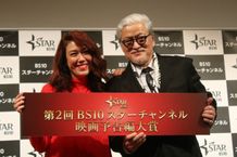 第2回 BS10 スターチャンネル映画予告編⼤賞の授賞式に登壇したLiLiCoと陣内孝則