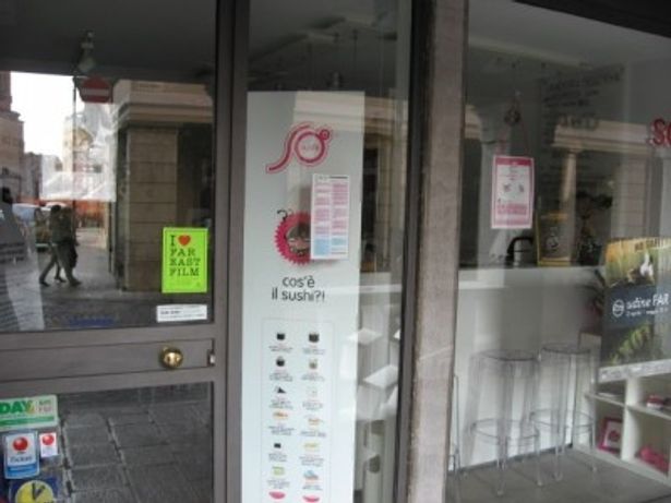 「SoSushi」は4店ある日本食レストランの1つ。店名は「私は寿司を知っている」の意味。ファー・イースト映画祭のシールも！