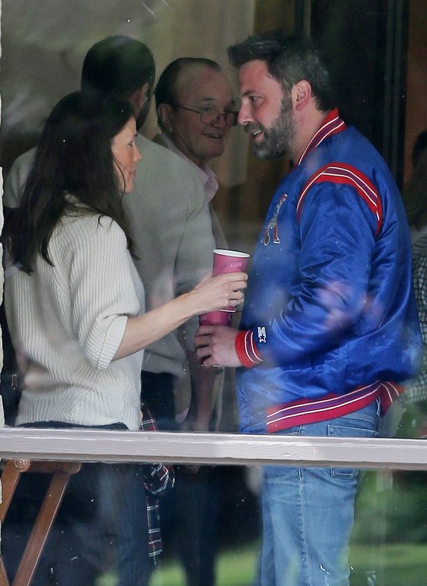 【写真を見る】3月下旬、談笑する姿をキャッチされた元夫婦のジェニファー＆ベン・アフレック