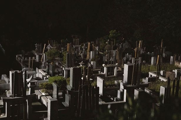 大学生たちが心霊スポットとして有名な墓地を訪れる