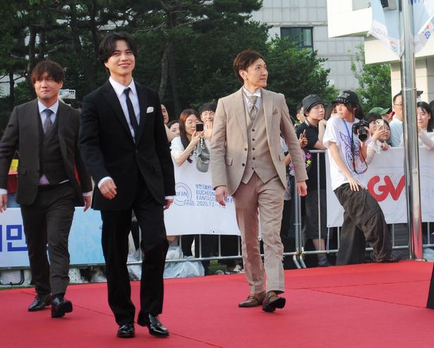 レッドカーペットを歩く重岡大毅、近藤亮太監督、原案・脚本・プロデュースを担当した岡田道尚