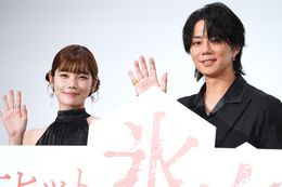 映画『氷血』(公開中)の公開記念舞台挨拶に登壇した北山宏光と加藤千尋。劇中では夫婦役を演じた。
