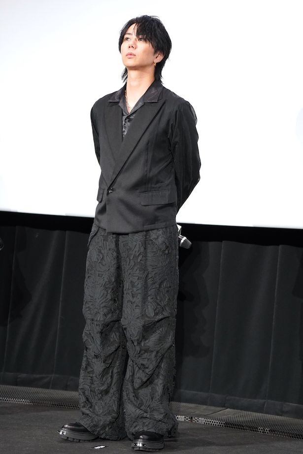 北山と加藤は黒の衣装で登場