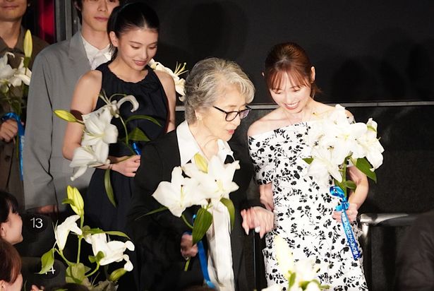 【写真を見る】福原遥、倍賞千恵子と手を繋いで会場に姿を現した