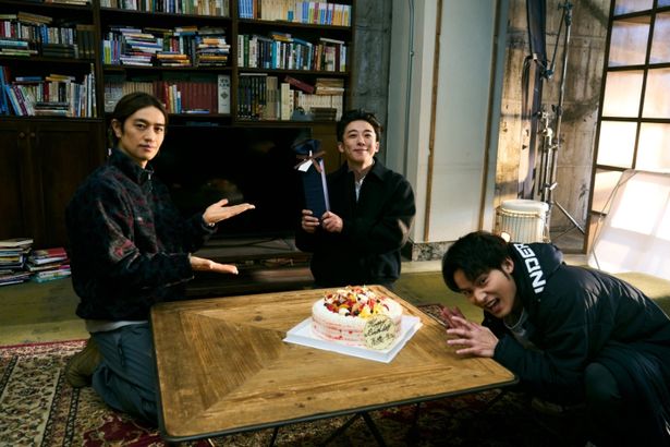 【写真を見る】12月9日に誕生日を迎えた高橋一生を、バースデーケーキで祝福する斎藤工と水上恒司
