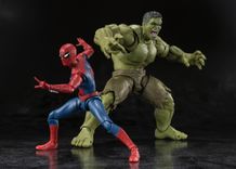 スパイダーマンとハルクがフィギュアでもバトル！