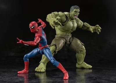 スパイダーマンとハルクがフィギュアでもバトル！