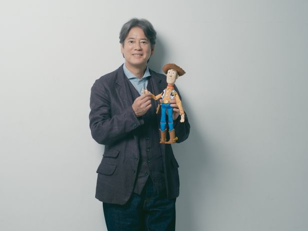 【写真を見る】どことなく雰囲気が似ている？ウッディの人形をもってにっこりな唐沢寿明