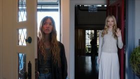 家政婦ミリー(スウィーニー)と、妻のニーナ(セイフライド)の姿が捉えられた場面写真