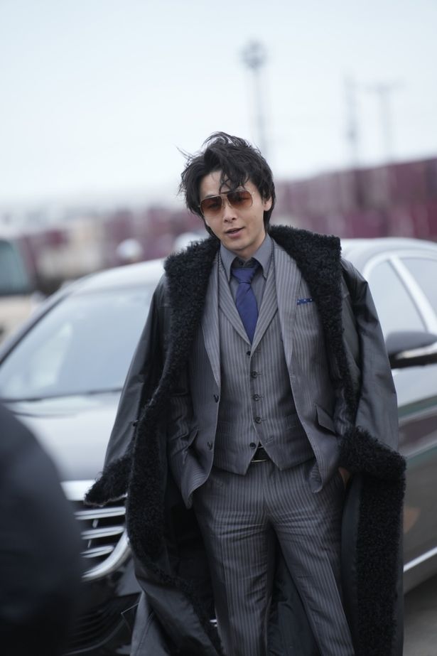 桐原組の新若頭、安達役を中村倫也が務める