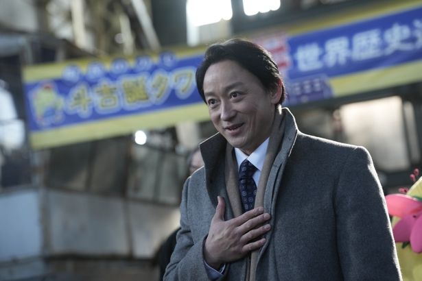 物語の舞台となる"斗古誕"の町長、奥寺雄太郎役を山本耕史が務める