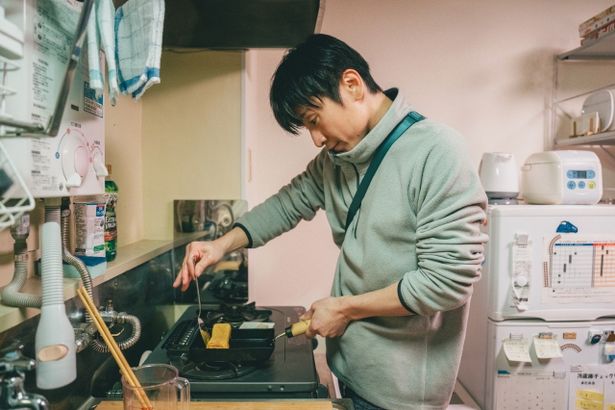 【写真を見る】安田章大演じる大貴が丁寧に玉子焼きを焼くシーン