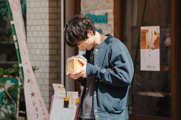 ⼣平にとって、買ってきた⾼級⾷パンを⾷べることだけが、唯⼀の密かな楽しみ