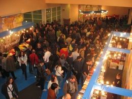 『ソフィーの復讐』終了後のロビー。詰めかけた多くの人で大にぎわい！