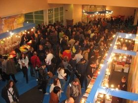 『ソフィーの復讐』終了後のロビー。詰めかけた多くの人で大にぎわい！