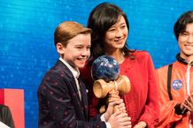 けん玉をプレゼントされて大喜びのマックスウェル・ジェンキンスと菊川怜