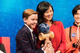 けん玉をプレゼントされて大喜びのマックスウェル・ジェンキンスと菊川怜