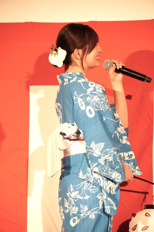 生花を差してきたという吉川愛