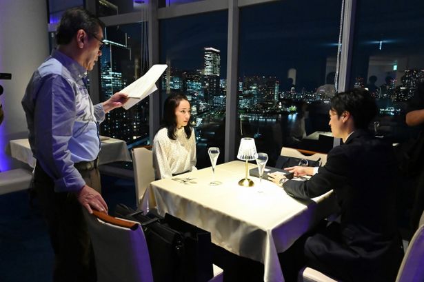夜景がキレイな高級レストランのシーン