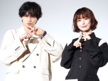 映画『ラブ≠コメディ』(公開中)の御礼舞台挨拶に登壇した中島健人と長濱ねる。　チームの仲の良さが伝わるトークを展開！
