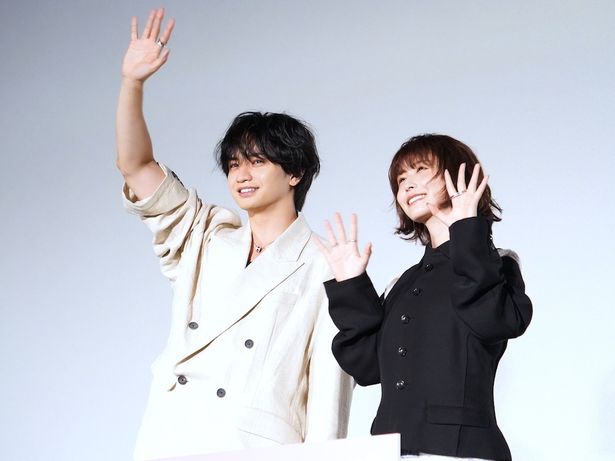 【写真を見る】映画『ラブ≠コメディ』(公開中)は「ジョブコメディ」という声もあるとのこと。笑顔で手を振る中島健人と長濱ねる。