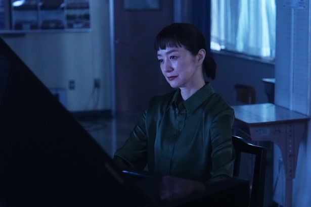 【写真を見る】伝説の音楽教師と生徒たちの日々を収めた場面カットも解禁！
