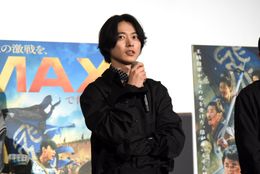 “飛信隊”のキャスト陣とともに前夜祭イベントに出演できた喜びを語る山崎賢人