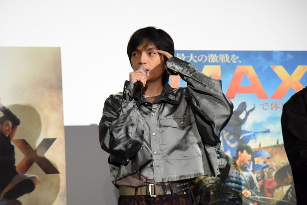 信と同郷の尾平を演じた岡山天音