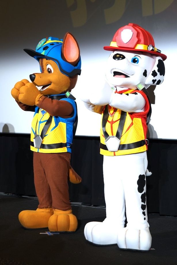子どもたちに手を振るチェイスとマーシャル