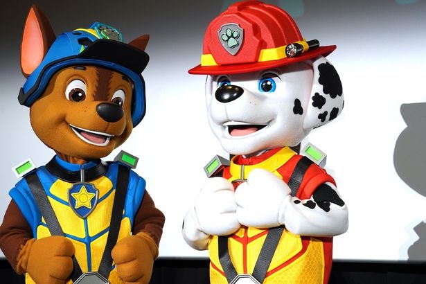 子どもたちの歓声をよろこぶチェイスとマーシャル