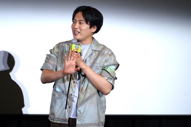 SNSが命ないまどきのティーンエイジャーのダスティン役を務めた池田直人
