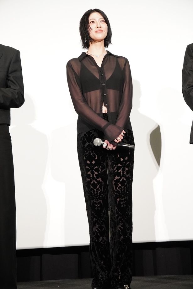 【写真を見る】媧燐役の三吉彩花、クールな装いで会場を魅了！透け感のあるブラックシャツで登場した