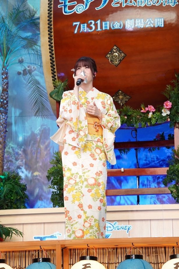【写真を見る】TSUZUMI、涼やかな浴衣姿で生歌唱！『モアナと伝説の海』ジャパンプレミアの様子