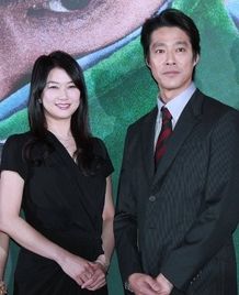 孤高の外科医・当麻役の堤真一と、ナース浪子役の夏川結衣