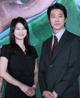 孤高の外科医・当麻役の堤真一と、ナース浪子役の夏川結衣