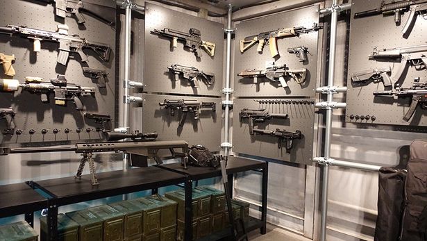 様々な銃が飾られたジンマンのアジト