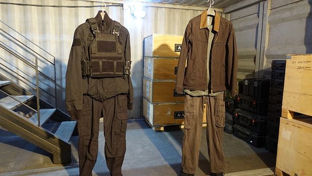 岡田が着たJの防護スーツ(左)とイ・ドンウク演じるジンマンの衣装