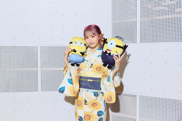 【写真を見る】“ミニオンズカラー”であるイエロー＆ブルーの美しい花柄浴衣を纏うLiSA