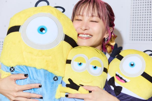 ミニオンズのぬいぐるみを抱きかかえるLiSA