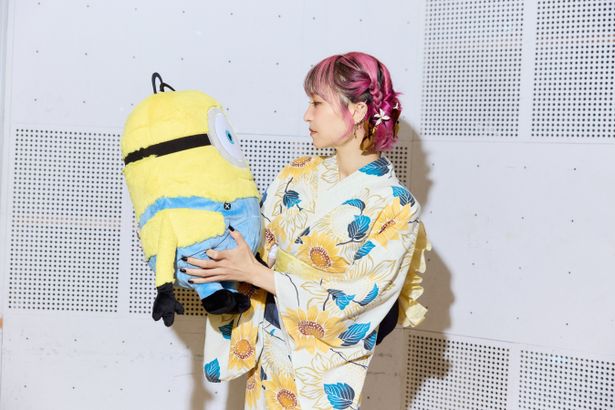ミニオンズのぬいぐるみと見つめ合うLiSA