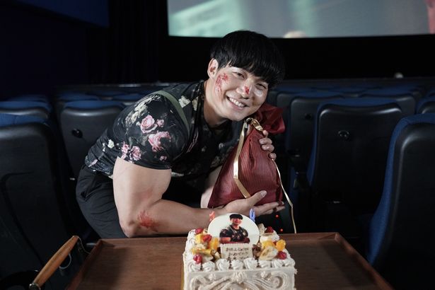 血のりだらけで誕生日を祝われた青木マッチョ