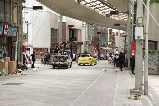 ちなみに大破してしまった車は、商店街でも爆走するシーンを撮影したらしい