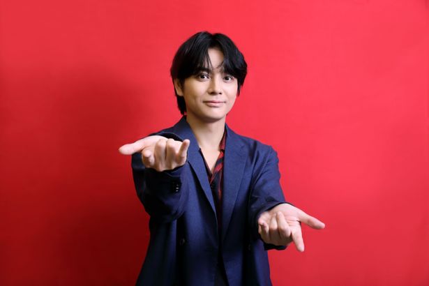 【写真を見る】榎木淳弥、笑顔でスパイダーマンポーズ！ハンドサインに込められた“愛”のメッセージ