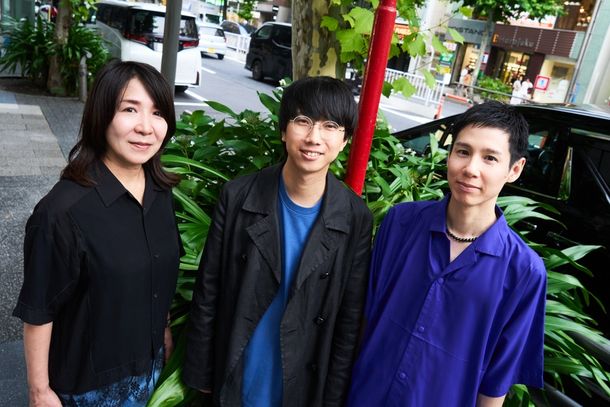 クリエイティブ・ユニット「バミューダ3」の西山将貴監督(中央)、ホラー作家・背筋(右)、脚本家兼ゲームデザイナーの佐藤直子(左)にインタビュー！